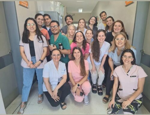 Médicos detrás del micrófono