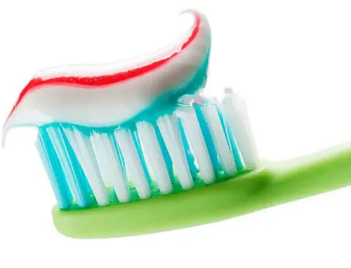 Tras prohibir una pasta dental por lesiones bucales, revelan cuál pudo ser la causa