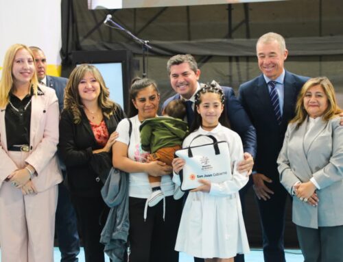 Orrego comenzó con la entrega de netbooks para chicos de primaria