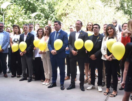 Suelta de globos amarillos para visibilizar el cáncer infantil