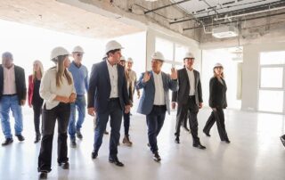 El gobernador de San Juan, Marcelo Orrego, y un grupo de funcionarios, usando cascos, recorren las obras del nuevo edificio del hospital Aldo Cantoni de Villa Calingasta, que tiene un importante avance.