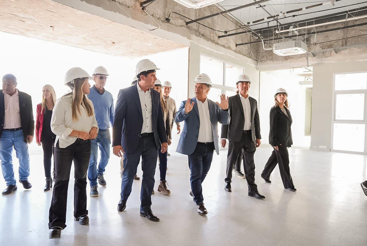 El gobernador de San Juan, Marcelo Orrego, y un grupo de funcionarios, usando cascos, recorren las obras del nuevo edificio del hospital Aldo Cantoni de Villa Calingasta, que tiene un importante avance.
