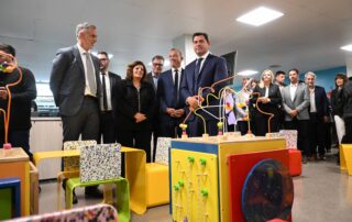 El gobernador de San Juan, Marcelo Orrego, junto a funcionarios, en la nueva sala de espera del Servicio de Hematología y Oncología pediatrica del Hospital Rawson, donde se ven juegos didacticos, coloridos.