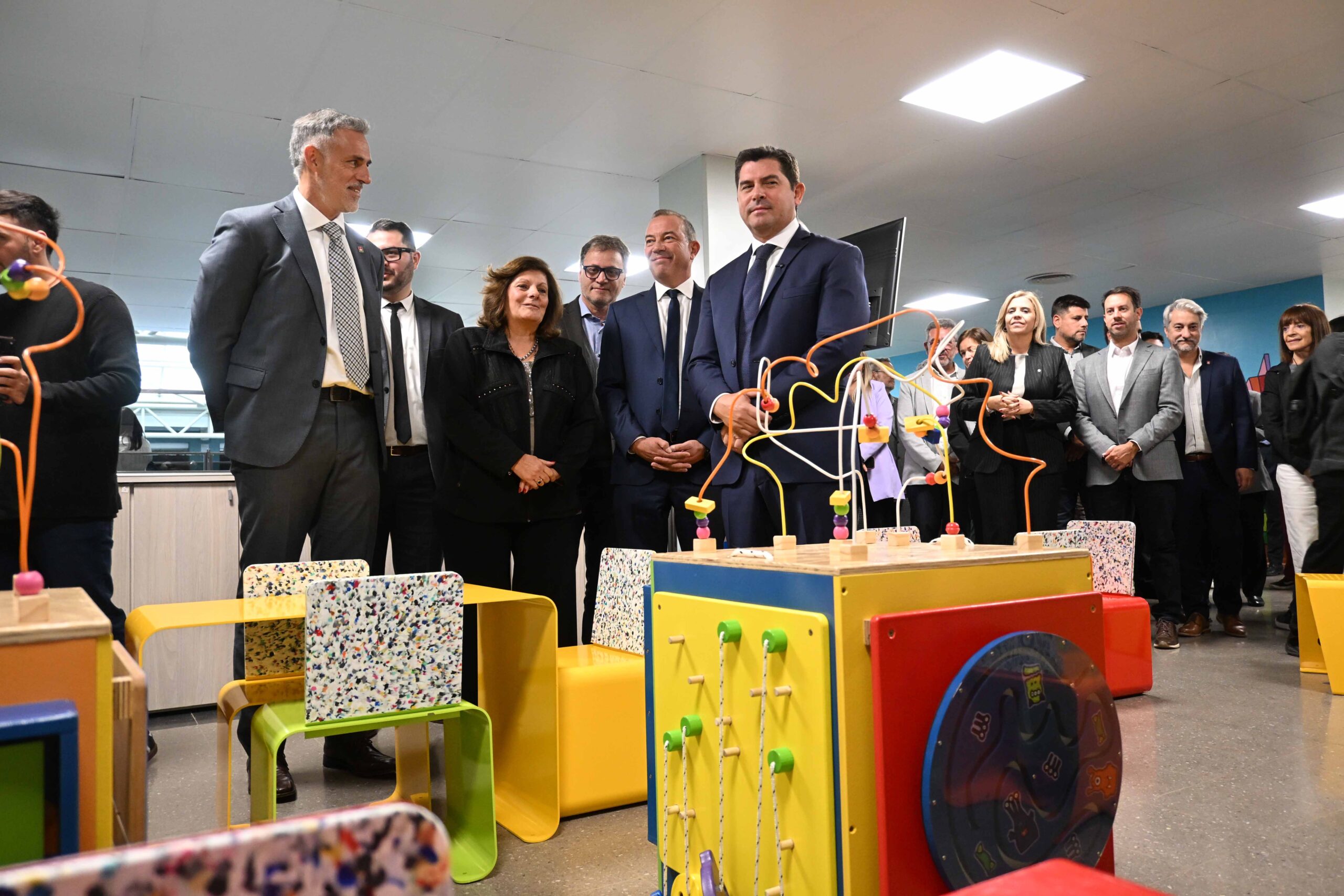 El gobernador de San Juan, Marcelo Orrego, junto a funcionarios, en la nueva sala de espera del Servicio de Hematología y Oncología pediatrica del Hospital Rawson, donde se ven juegos didacticos, coloridos.