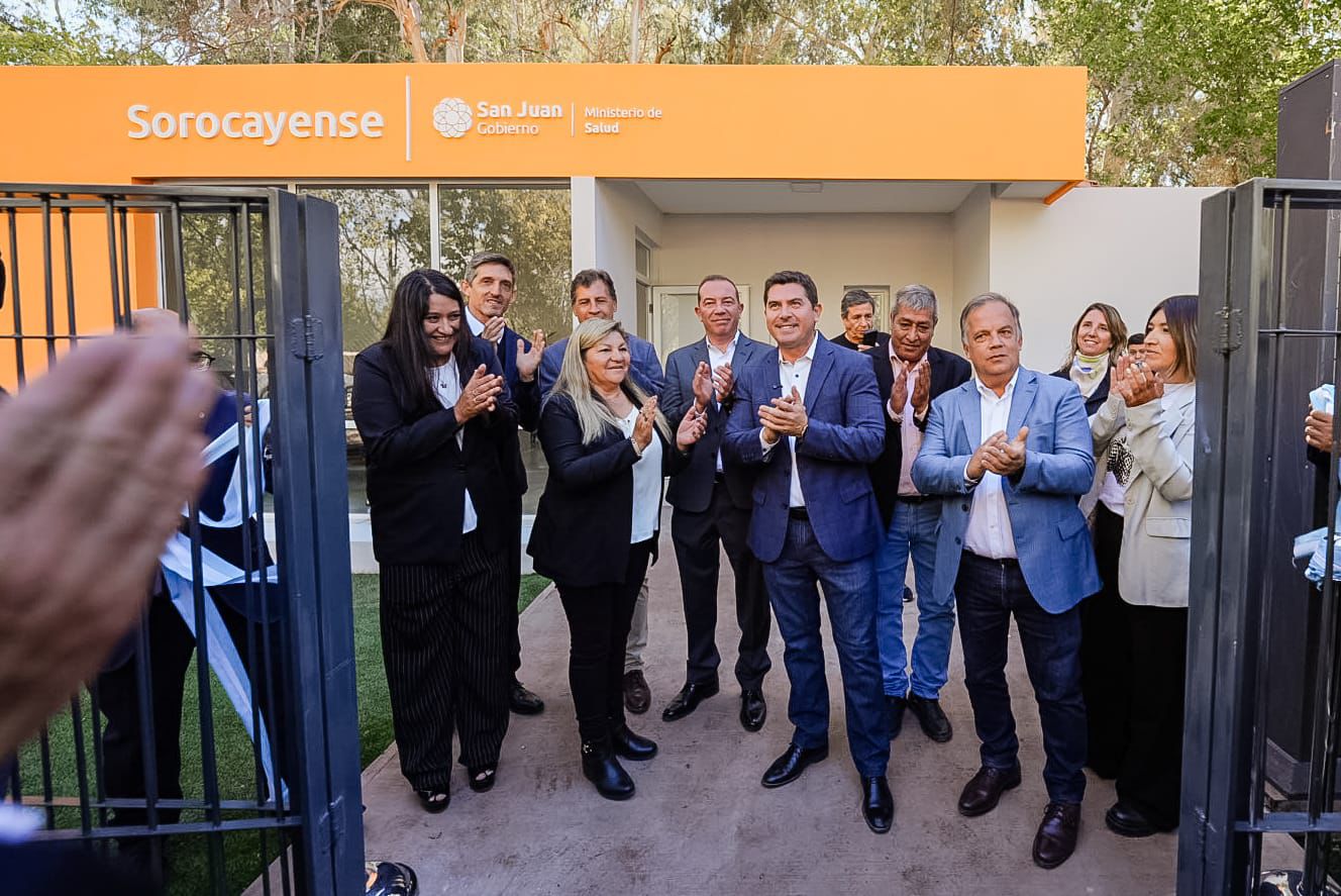 El gobernador de San Juan, Marcelo Orrego, junto a funcionarios, aplauden en el ingreso del Centro de Salud Sorocayense, en Barreal, San Juan, durante la inauguración de refacciones del edificio.  