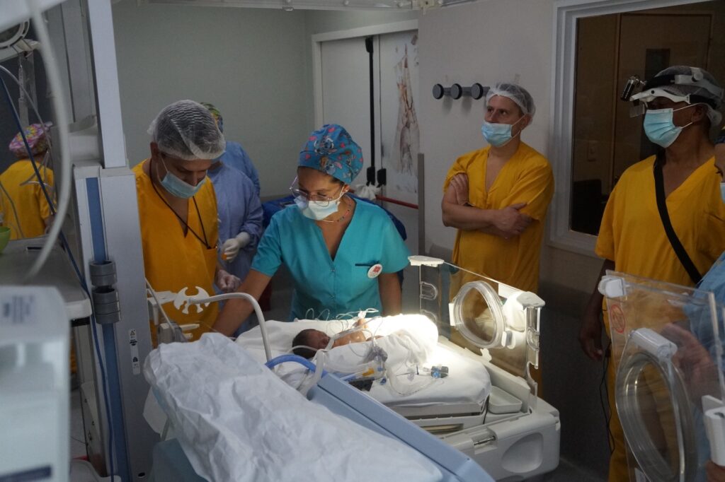 Cirujanos en San Juan atienden a un bebé prematuro, en una servocuna, que permite hacer el procedimiento en la terapia neonatal, en lugar de trasladar al quirófano.