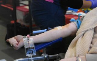Brazo de una persona adulta que está donando sangre.