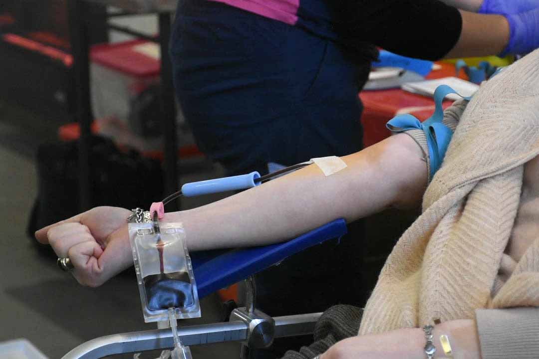 Brazo de una persona adulta que está donando sangre.