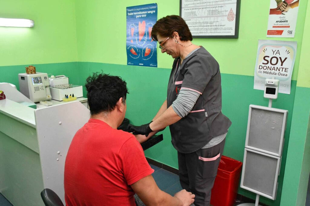 Tecnico del Instituto Provincial de Hemoterapia de San Juan, realizando extracción de sangre a un donante voluntario.